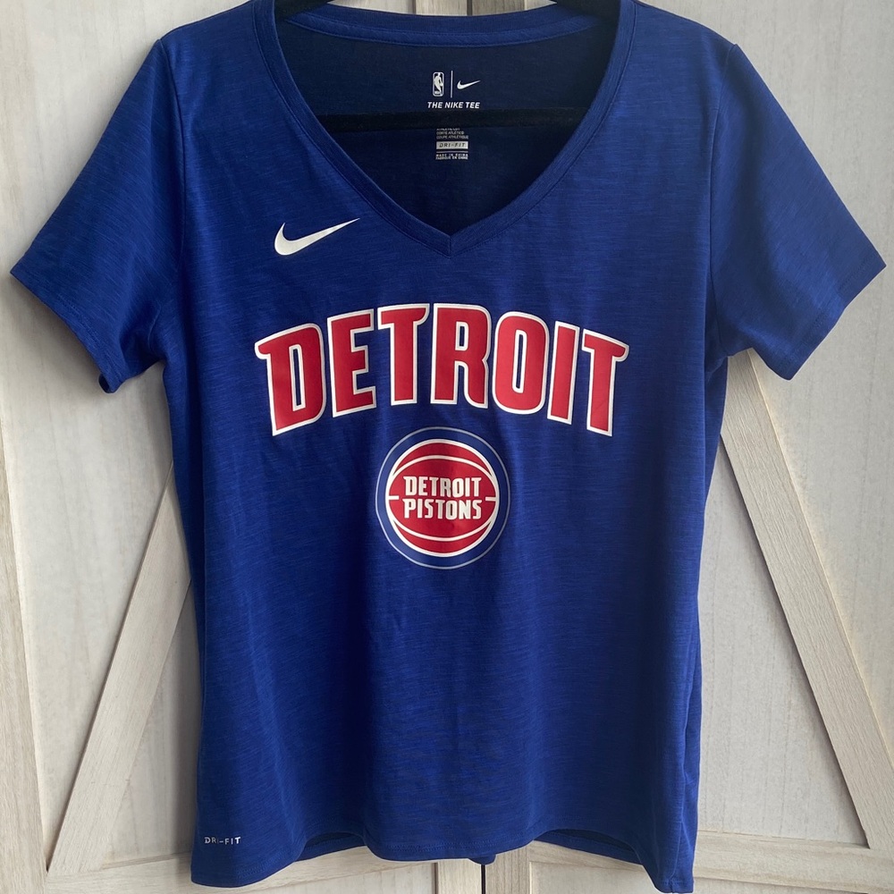 Nike Women's Detroit Pistons Jersey
V-neck Top, Size L